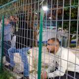 Mentre le squadre fanno il loro ingresso sul terreno di gioco, un cospicuo nugolo di tifosi inizia da subito ad assieparsi ai suoi lati